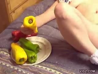 Boldog april zuhanyok shoves peppers -ban cica