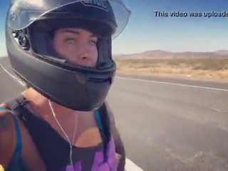 Felicity feline motorcycle deusa a montar aprilia em sutiã