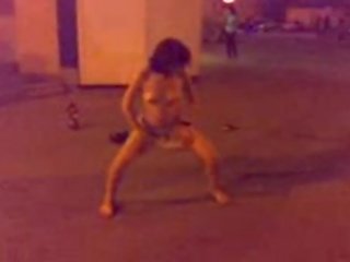 Дівчина голий в вулиця